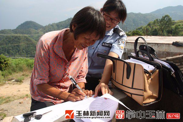 1528423413134513.jpg @@207067@@_图为黎村派出所民警吴有初到六振村调查无户口人员_副本.jpg