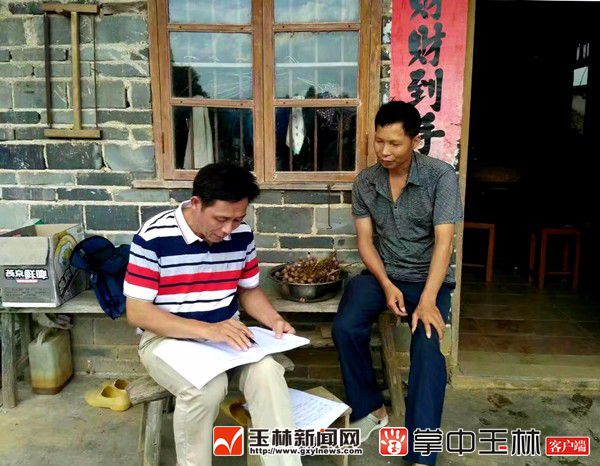 1528851044224625.jpg 梁培芝(左)经常起早摸黑,与镇村干部一起进村入户开展群众工作。_副本.jpg