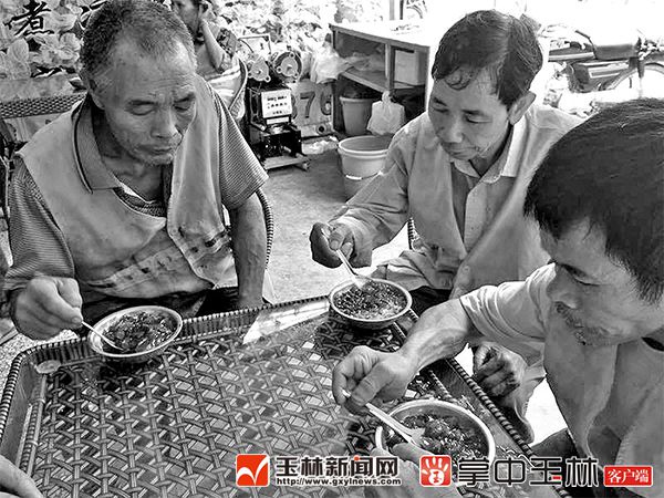 六靖镇这个商家超级棒!每天为12名环卫工人免费送一碗凉粉