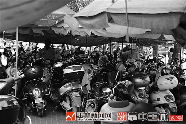 玉林市人民中路至人民西路:车辆乱停乱放现象严重