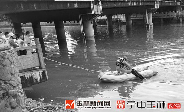 被救上岸的男子 冻得直打哆嗦