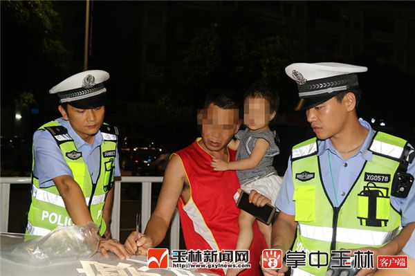 1531187602567847.jpg 男子抱着小孩接受酒精测试。.jpg