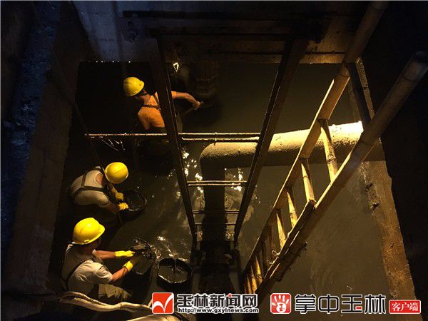 1532312296125342.jpg 在井下清理淤泥,做好城.jpg