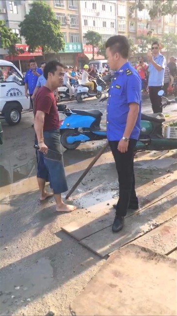 玉福路口一摊贩 挥双刀暴力抗法