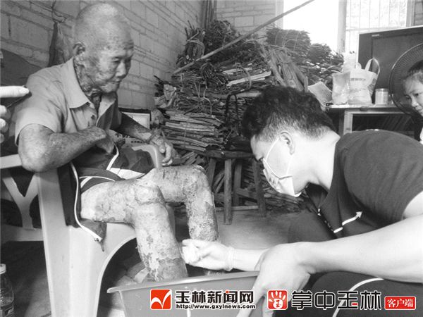 98岁老兵不慎烧伤,志愿者“心疼”