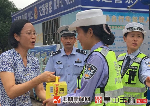 慰问一线交警
