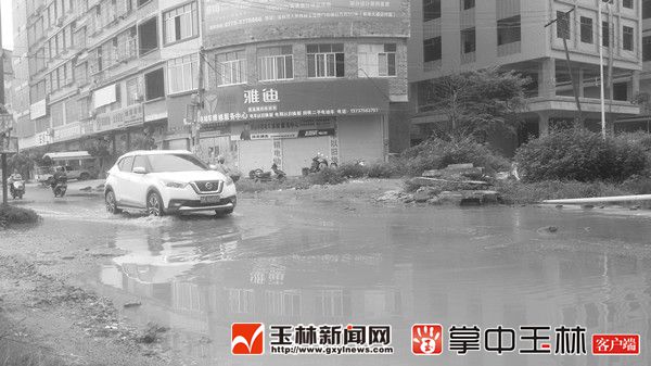 排水口堵塞成水坑,玉林某小区居民出行栽跟头