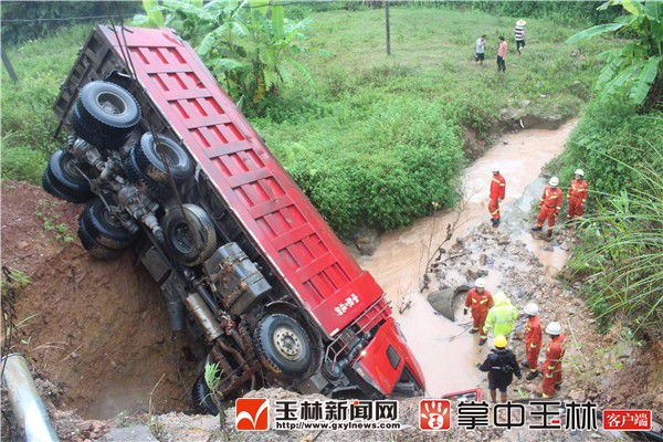 货车一头扎下深沟