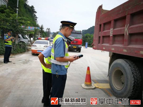 省道S203线砂车超载严重 玉林梧州联合治超