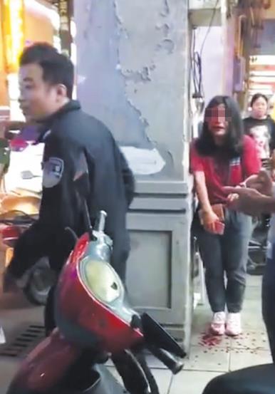 鞋被碰了一下,男子尾随把人砍伤