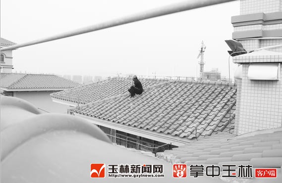 男子坐在34层楼顶上欲轻生 众人劝阻回心转意