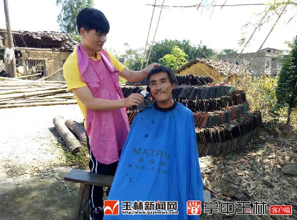 残疾理发师刘绍武:一把剪刀剪出多彩人生