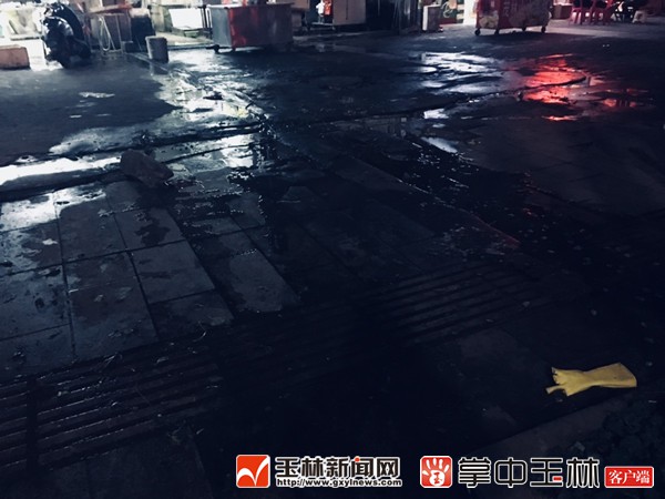 玉林市政部门呼吁市民别往雨水井倒餐饮垃圾
