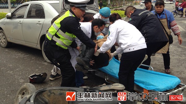女士寒冬遇车祸 警民及时伸援手