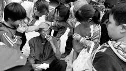 小学生街头帮助老人获赞