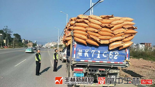 1545701488624864.jpg 交警重点检查货运车辆。_副本.jpg