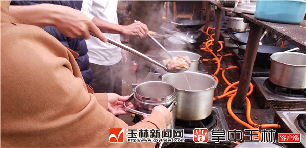 1546481443586824.jpg 家属为病人熬了一锅汤。.jpg