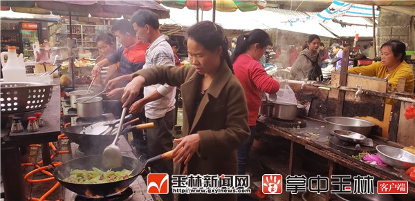 1546481456125355.jpg 中午时分,“共享厨房”挤满下厨的能手。.jpg