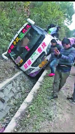 中巴车侧翻 乘客逃了出来