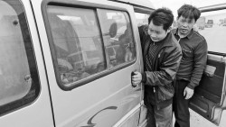 面包车人货混装被查