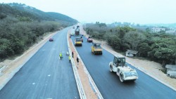 园博园至五彩田园公路进入沥青面层施工
