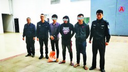 持械砸车 3嫌疑人被抓