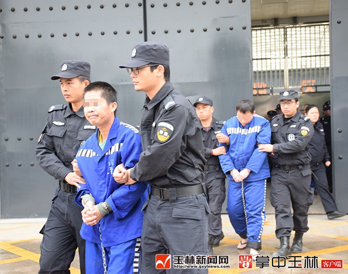 玉林警方押解涉黑恶犯罪嫌疑人指认现场