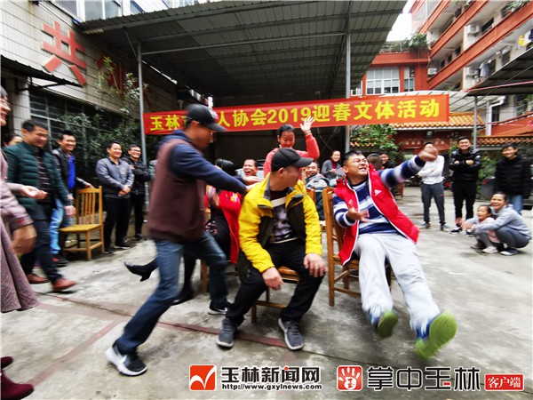 1547427159278243.jpg 聋人朋友们在玩抢座位的游戏。2.jpg