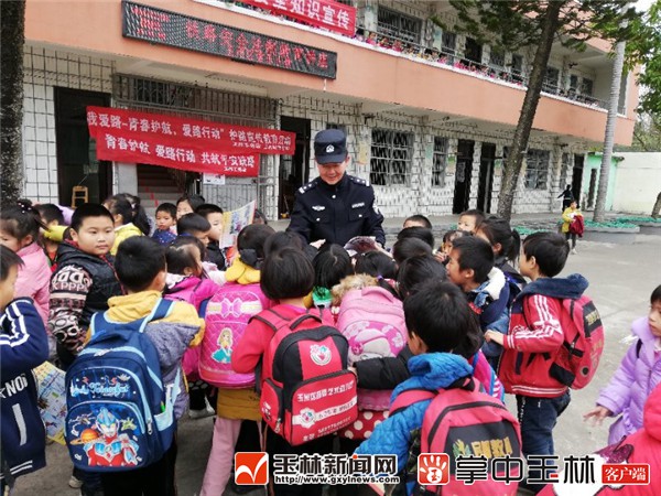 1547427237754777.jpg 图为玉林铁路派出所民警正在常乐小学宣传铁路安全常识1。.jpg