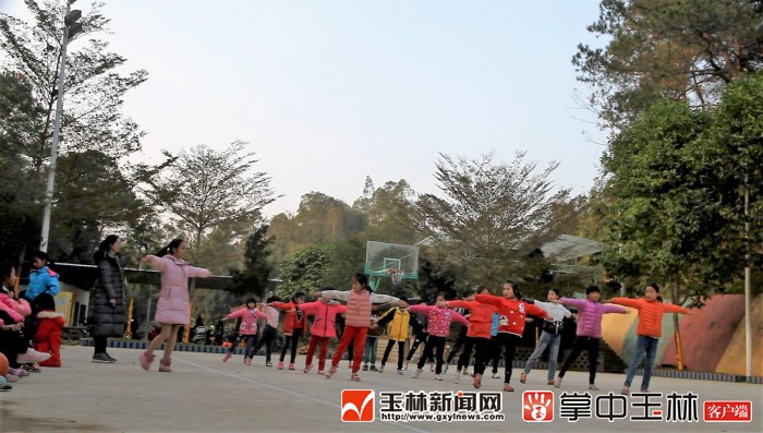 十年沉淀 村民都成追梦人----博白西塘村第十届“春晚”紧锣密鼓排练中