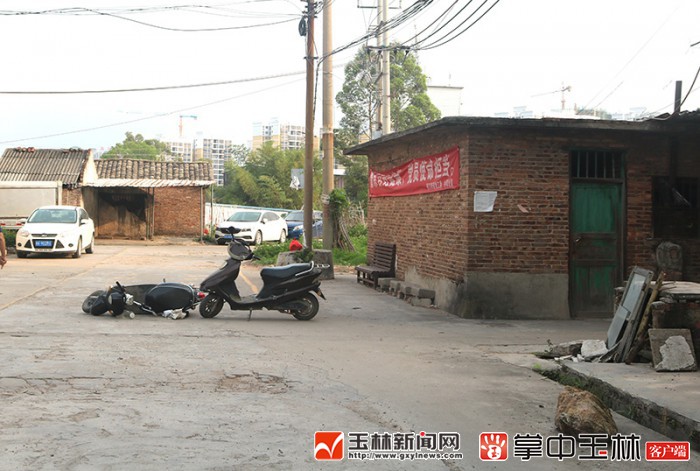 С���ڲ���·ʮ��·�ڷ��������綯����ײ���¹��ֳ�.jpg