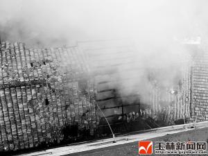电线老化短路起火 房里财物化为灰烬